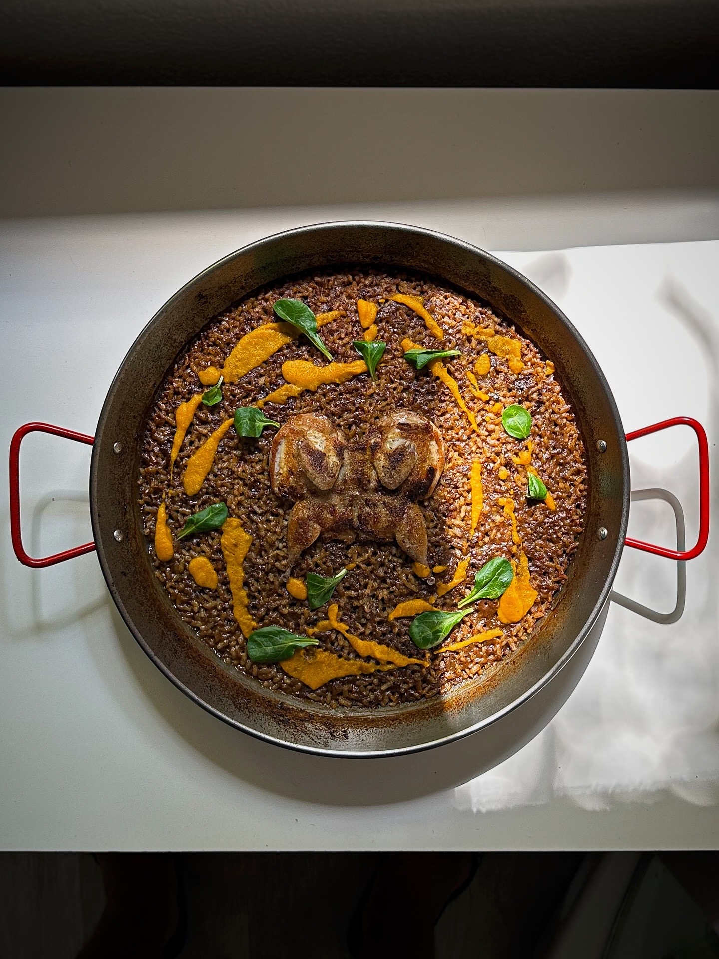 Arroz rojo con all-i-oli de azafrán